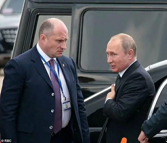 Vladimir Putin ha ascendido a su ex guardaespaldas personal Alexander Kurenkov para que sea el nuevo Ministro de Emergencias del Kremlin (en la foto juntos)