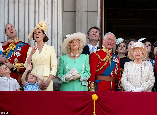 La Reina no recibirá el saludo real en Trooping the Colour por primera vez en 70 años, ya que continúa delegando responsabilidades en los miembros principales de The Firm.  Aparece en el balcón de Buckingham Place durante la ceremonia en 2019.