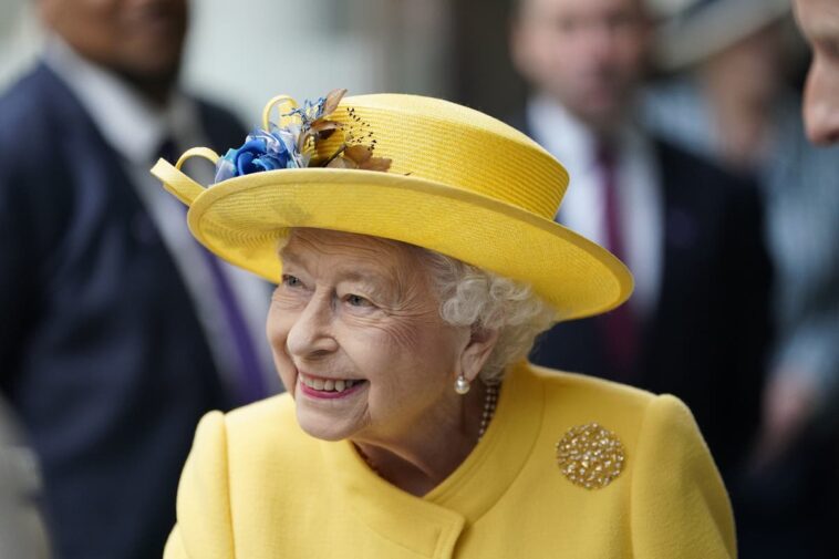 Queen sonríe mientras inaugura oficialmente Crossrail