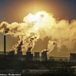 Las promesas climáticas hechas en la reunión COP26 pueden tener el potencial de mantener el calentamiento por debajo de los 2 °C, pero solo si todos los compromisos se implementan según lo propuesto, sugiere el nuevo estudio.  Gran parte de la discusión en la COP26 involucró los planes individuales de los países para eliminar gradualmente la quema de carbón para energía (en la foto)