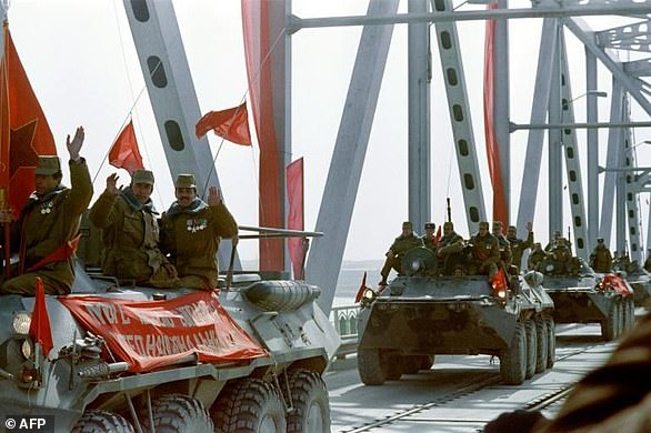 Los tanques del Ejército Rojo cruzan el Puente de la Amistad en la frontera fluvial entre Afganistán y el Uzbekistán soviético el 15 de febrero de 1989, el último día de la retirada soviética después de 10 años de ocupación.