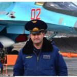 El mayor general Kanamat Botashev, de 63 años, disfrutaba de su jubilación cuando los tanques rusos cruzaron la frontera el 24 de febrero y no habían volado desde 2012. Su avión de combate Su-25 fue alcanzado por un misil Stinger alrededor de las 8:25 a.m. del domingo por la mañana en Donbass. cielos, y no pudo expulsar