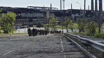 Rusia reclama el control total de Mariupol mientras los soldados entregan la acería