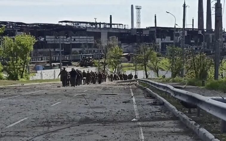 Rusia reclama el control total de Mariupol mientras los soldados entregan la acería