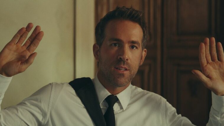 Ryan Reynolds recuerda la forma 'hermosa' en que sus hermanos lo protegieron de su padre después de que le perforaran la oreja sin permiso