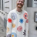 Sam Ryder se veía a la moda con un suéter color crema de gran tamaño con motivos de remolinos multicolores cuando llegó al The Zoe Ball Breakfast Show de BBC Radio 2 el lunes en Londres.