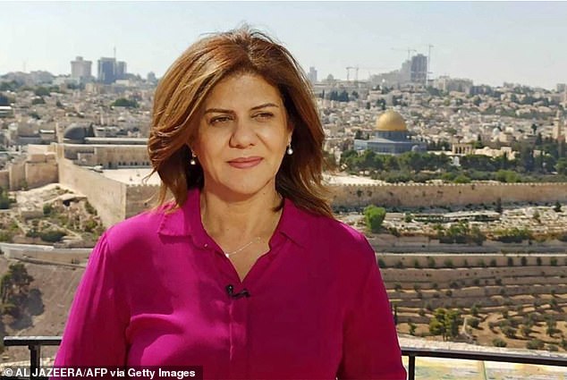 La conocida personalidad de la televisión palestina Shireen Abu Akleh, de 51 años, (en la foto) de Jerusalén, fue asesinada durante una redada en la ciudad ocupada de Jenin, en Cisjordania, la madrugada del miércoles.