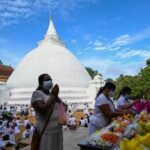 Sri Lanka golpeada por la crisis levanta el toque de queda para el festival budista