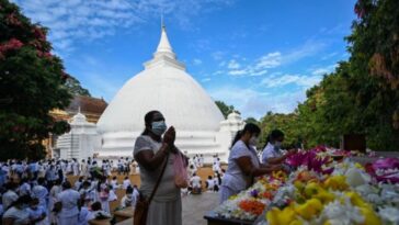 Sri Lanka golpeada por la crisis levanta el toque de queda para el festival budista