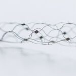 Stentrode consiste en un andamio hecho de una aleación flexible llamada nitinol.  Este andamio está salpicado de electrodos, que pueden registrar señales neuronales en el cerebro.