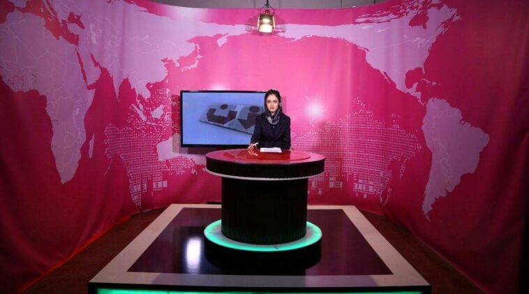 Talibanes afganos ordenan a mujeres presentadoras de televisión que se cubran la cara