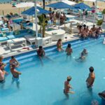 Un británico de 19 años puede quedar paralizado después de zambullirse de cabeza en una piscina poco profunda (en la foto) apenas unas horas después de unas vacaciones en el centro turístico español de Magaluf.