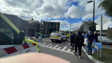 Un automóvil se estrelló contra una cabina previa a la votación en Melbourne dejando a un anciano herido