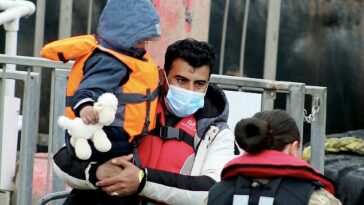 Docenas de migrantes han sido rescatados hoy cerca del Puerto de Dover mientras cruzaban el Canal de la Mancha en un pequeño bote.