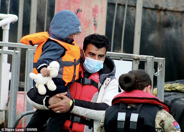 Docenas de migrantes han sido rescatados hoy cerca del Puerto de Dover mientras cruzaban el Canal de la Mancha en un pequeño bote.