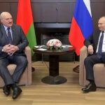 Vladimir Putin ha sido filmado jugando con sus pies en nuevas imágenes mientras se reunía con Alexander Lukashenko, en medio de nuevos rumores sobre su salud.