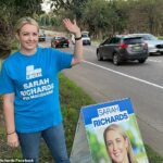 El propietario del café Hazelbrook, Kevin Birch, de 53 años, se encontró con un hombre que, según dijo, estaba quitando carteles de la candidata de Liberal's Macquarie, Sarah Richards, en las Montañas Azules el miércoles.