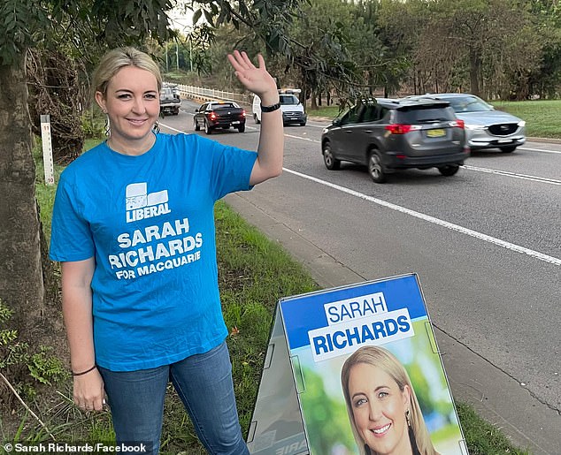 El propietario del café Hazelbrook, Kevin Birch, de 53 años, se encontró con un hombre que, según dijo, estaba quitando carteles de la candidata de Liberal's Macquarie, Sarah Richards, en las Montañas Azules el miércoles.