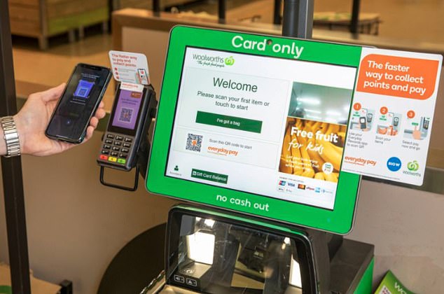 Los compradores ahora pueden pagar sus compras usando un código QR que está vinculado a una billetera digital en su teléfono inteligente en Woolworths