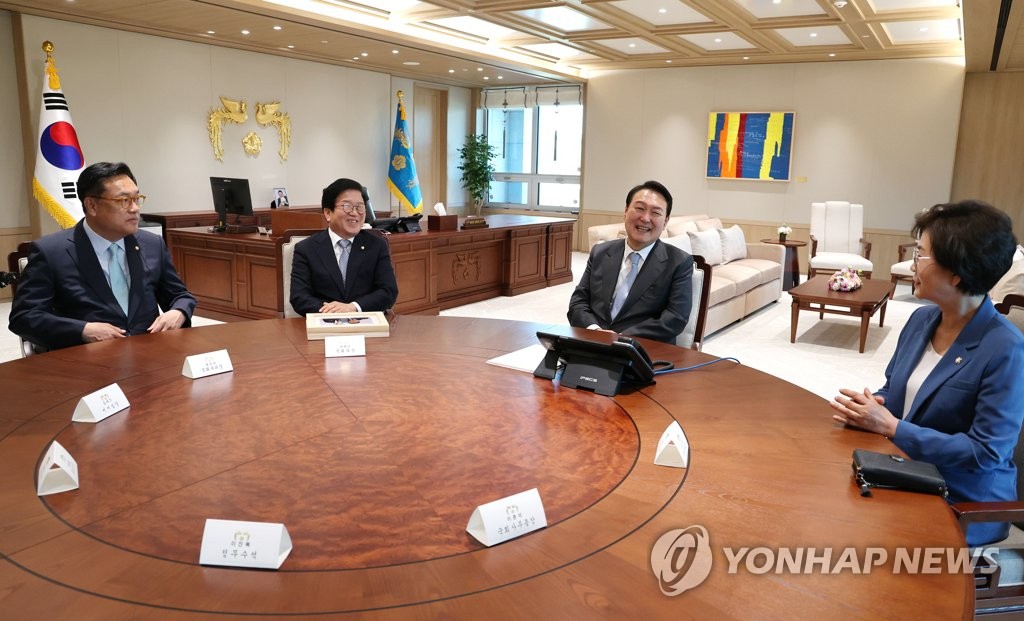 Yoon promete 'oportunidades audaces' para mujeres en puestos públicos
