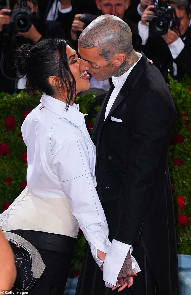 Anoche, Kourtney Kardashian y su prometido, Travis Barker, realizaron una exhibición muy tórrida frente a la prensa mundial cuando el Gotha descendió en el centro de Nueva York para la Met Gala anual.  La experta en lenguaje corporal Judi James reveló por qué su pose de 'lengua traviesa' no es tan espontánea como podría parecer.