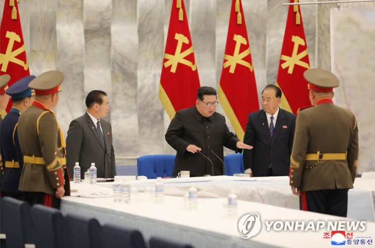 (AMPLIACIÓN) Corea del Norte analiza la revisión de los planes operativos de sus unidades militares de primera línea