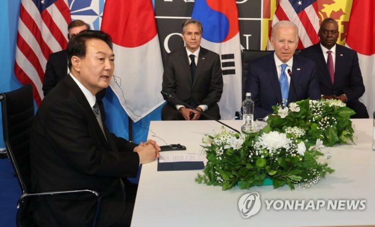 (AMPLIACIÓN) Yoon destaca la importancia de la cooperación entre Corea del Sur, EE. UU. y Japón en medio de las amenazas de Corea del Norte