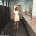 Abbie Chatfield, de 27 años, (en la foto) compartió esta foto de sí misma con seis semanas de embarazo el día antes de abortar a los 23 años en una publicación de Instagram el sábado.