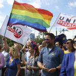 Activistas polacos y ucranianos marchan por los derechos LGBTQ en Varsovia