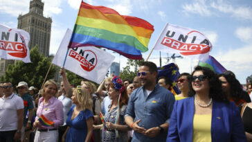 Activistas polacos y ucranianos marchan por los derechos LGBTQ en Varsovia