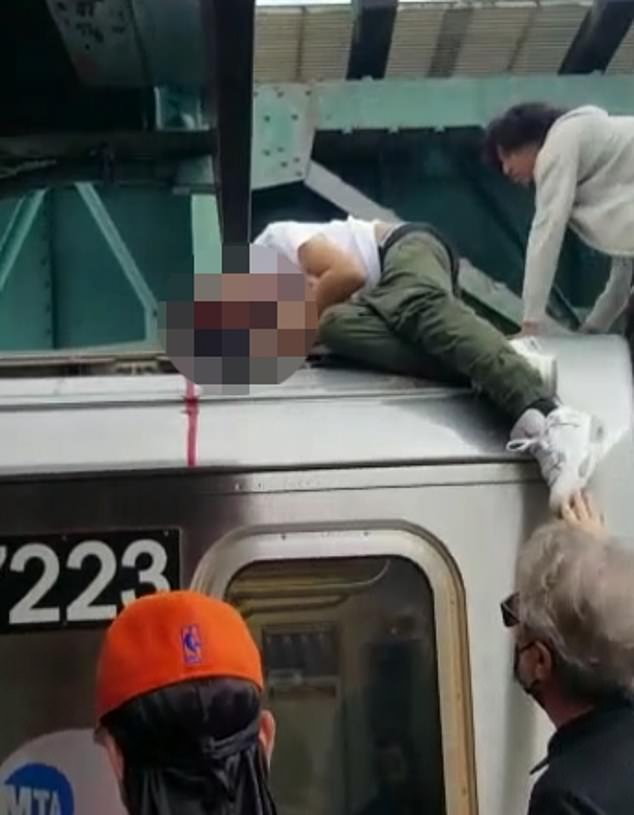 Un joven de 15 años se encuentra en estado crítico después de quedar inconsciente cuando se golpeó la cabeza mientras navegaba en el metro de Queens.