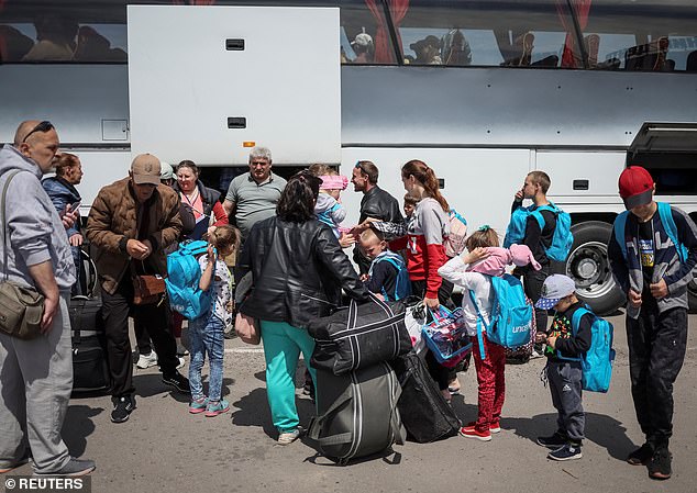 Refugiados ucranianos de la región de Mariupol abordan un autobús con destino a Polonia tras la invasión de Rusia