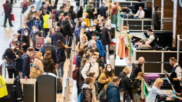 Alemania está lista para acelerar el ingreso de inmigrantes al país para ayudarlos a aliviar el estrés en la industria de la aviación, que al igual que el Reino Unido sufre de falta de personal (Pasajeros que se registran en el aeropuerto de Berlín Brandenburgo)