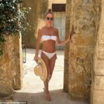 Diversión bajo el sol: Amanda Holden hizo alarde de su físico increíblemente tonificado en un bikini blanco mientras compartía instantáneas empapadas de sol de Sicilia el sábado.