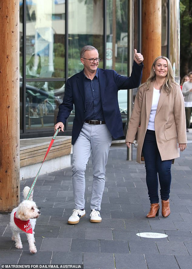 Anthony Albanese (en la foto con su pareja Jodie y el perro Toto) está listo para introducir una serie de cambios en los impuestos luego de su victoria electoral con los primeros compradores de vivienda para beneficiarse al máximo.