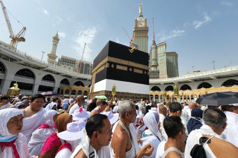 Arabia Saudí impone una multa de 2.665 dólares a los peregrinos del Hajj sin permiso