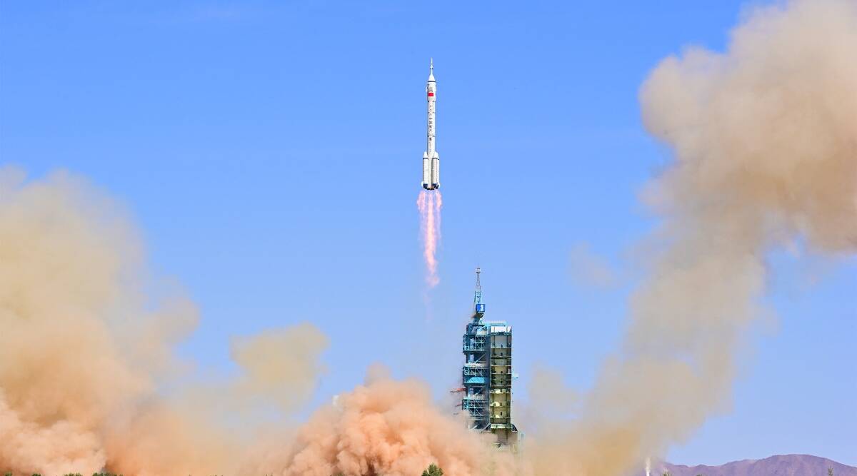 Astronautas chinos despegan a la estación espacial mientras la construcción entra en marcha
