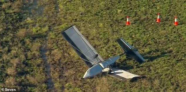 Un piloto murió después de que su avión ultraligero chocara contra líneas eléctricas antes de aterrizar en un paddock en Bowenville, Queensland.