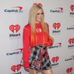 Avril Lavigne dice que Travis Barker la tiene 'como artista'