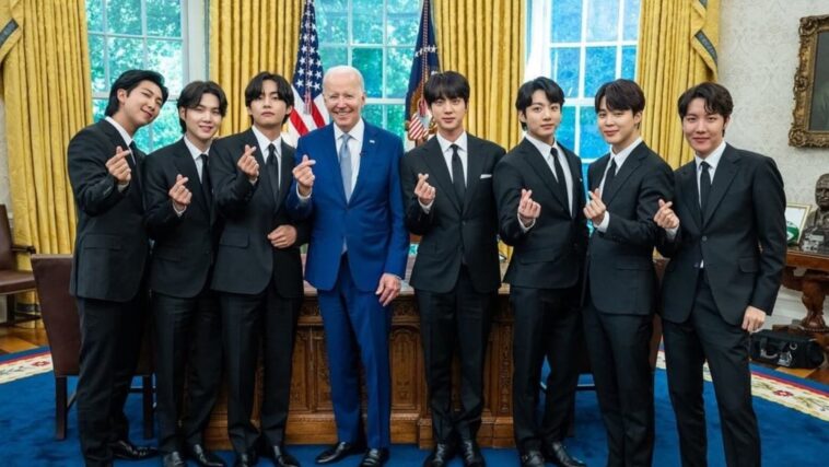 BTS y Joe Biden posan con corazones en los dedos durante su reunión en la Casa Blanca, los fanáticos los llaman 'Orgullo de Corea del Sur'