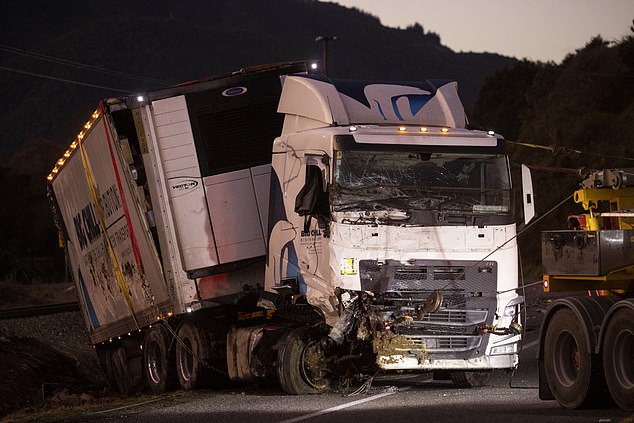 Siete personas -que viajaban todas en la camioneta- fallecieron, mientras que el conductor del camión escapó con heridas leves