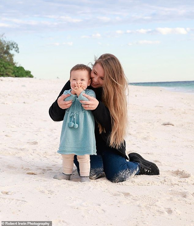 Bindi Irwin pasó un día lleno de diversión en la playa con su hija Grace Warrior el jueves.