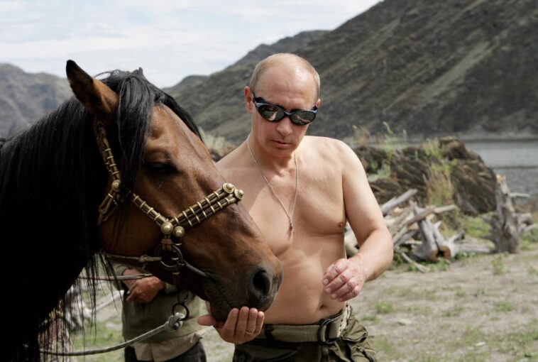 Boris Johnson y Justin Trudeau se burlan de la equitación de Putin en el G7