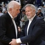 Brett Brown se reúne con Gregg Popovich, regresa a los Spurs como entrenador asistente