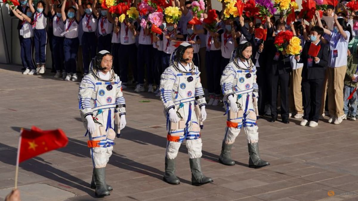 China lanza 3 astronautas a estación espacial
