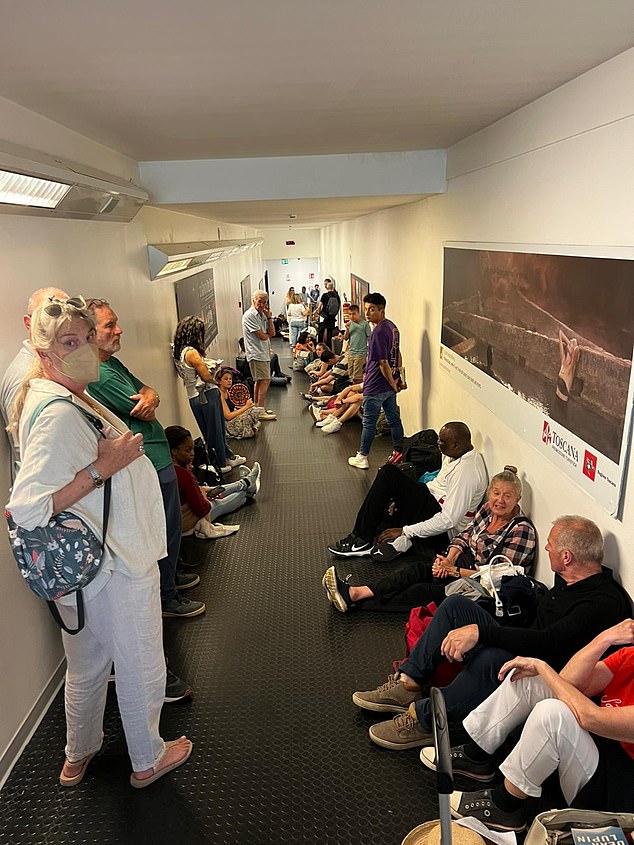 Cientos de pasajeros británicos han estado encerrados durante una hora en un sofocante corredor del aeropuerto en Italia sin acceso a agua ni baños.