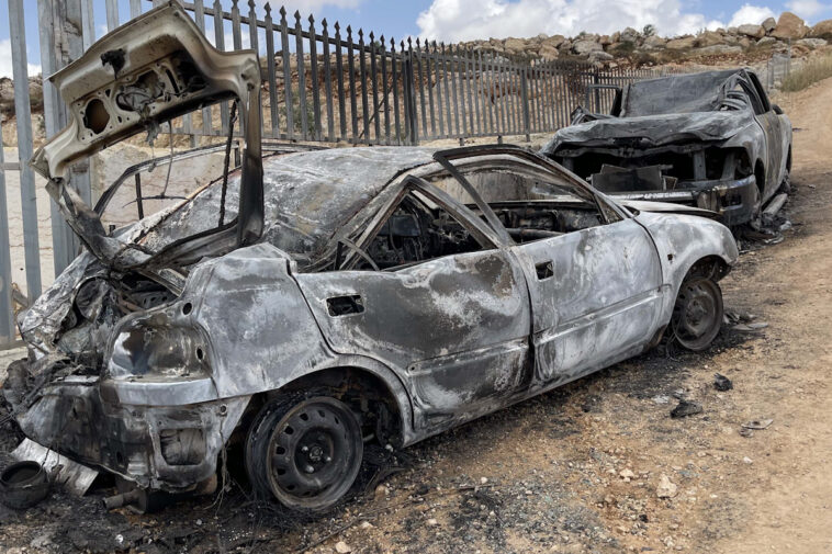 Colonos israelíes prendieron fuego a vehículos palestinos