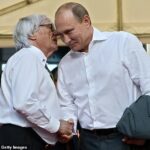 Ambos son multimillonarios que no creen en las democracias, por lo que no es difícil imaginar a Bernie Eccleston y Vladimir Putin como amigos.  (En la foto juntos en 2013, en el Gran Premio de Fórmula Uno de Rusia inaugural)