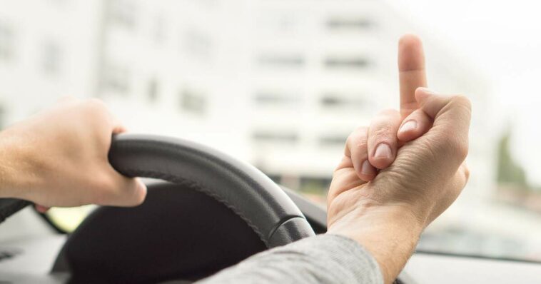 Conductor señala con el dedo medio al radar de tráfico y recibe una multa de 5.000 euros