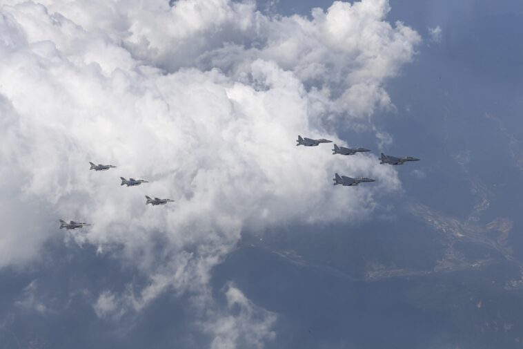 Corea del Sur y EE. UU. organizan un vuelo de patrulla combinado para demostrar su preparación para la defensa aérea